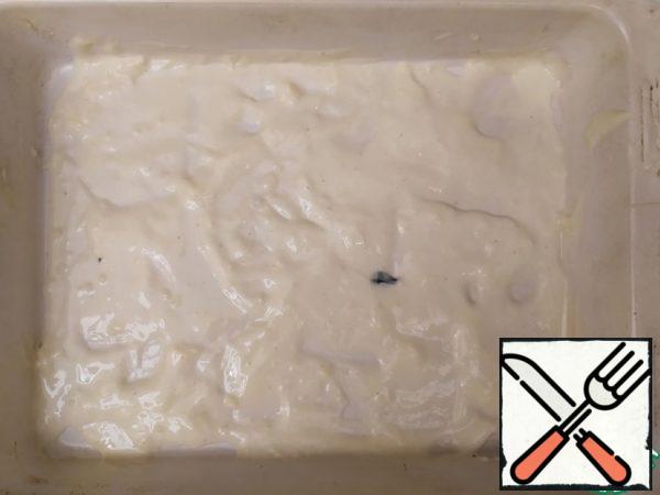 Grease the baking dish with part of the sauce.