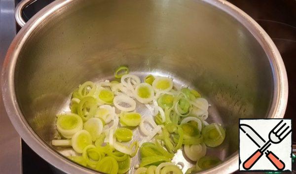 Heat the olive oil and lightly fry the garlic. Not long, until a pleasant smell. Add the leeks and simmer for two or three minutes.