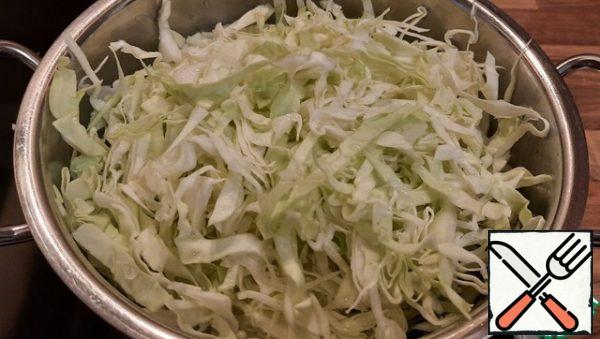 Add the cabbage and 1 liter of broth or water to the pan and simmer for 5-10 minutes under a closed lid. The time for stewing cabbage depends on your preference, whether you like it to remain crispy or soft.