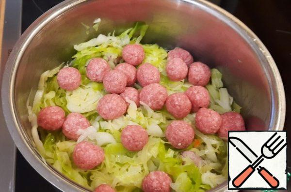 Add the meatballs and simmer for 5 minutes. Mix gently, the meatballs are very tender.
Do not worry that the liquid is not enough, it will be enough.