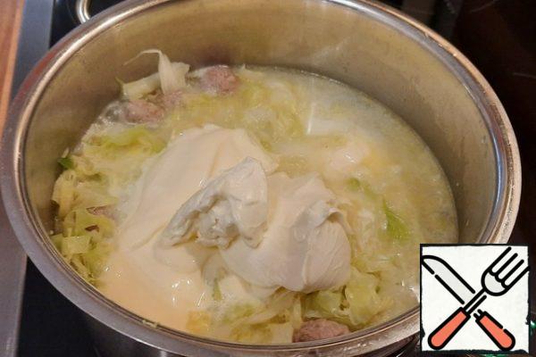 Now add 350 ml of melted cheese and 150 ml of sour cream, mix, and simmer for a couple of minutes.