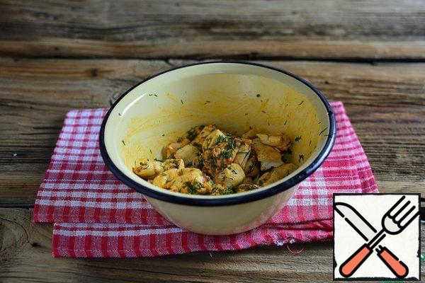 Mix the oil with paprika, garlic through a press and chopped dill.
Roll all the dough pieces in the mixture piece by piece.