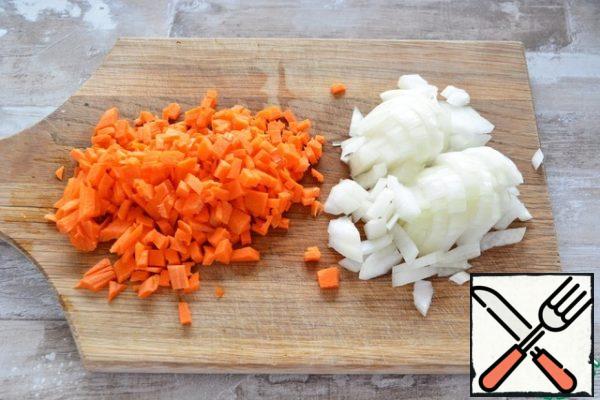 Cut the onion and carrot into small cubes.