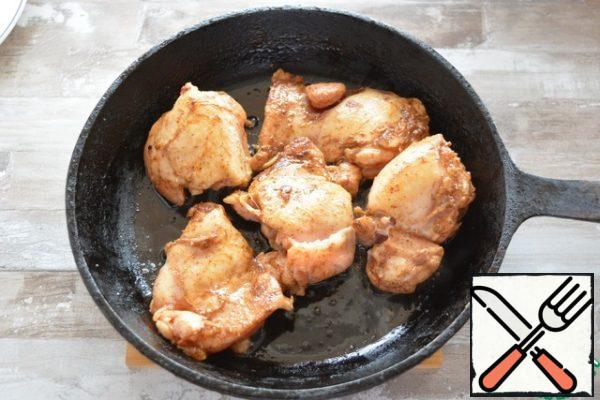 Heat the oil in a cast-iron skillet. Quickly fry the chicken pieces on both sides. You do not need to bring it to readiness, you just need a ruddy crust. Remove the chicken from the pan to a plate and set aside for now