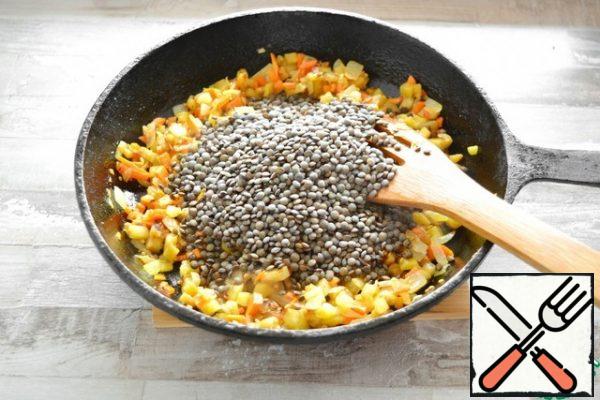 In the same pan, fry the onions and carrots As soon as they start to fry, add the eggplant and fry all together for about 5-8 minutes. Add the dried lentils to the vegetables and stir.

I have a variety of lentils - marble. It tastes like green, only smaller. So if you do not find a marble one, feel free to cook from ordinary green lentils.