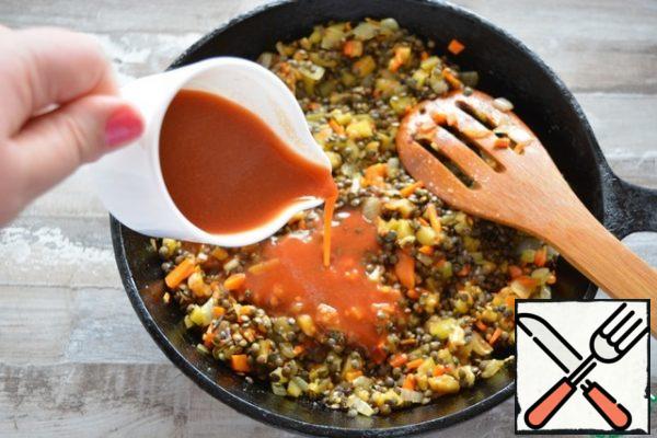 Dilute the tomato paste in water, pour it into the pan, add salt and sugar (remember that the chicken was also marinated with salt, do not overdo it)
