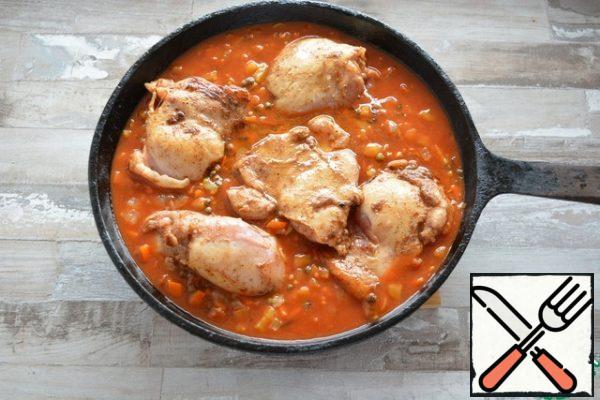 Return the fried chicken pieces to the pan. Bring to the boil, turn down the heat and cook over medium heat for about 45 minutes, until the lentils are soft and all the liquid is absorbed. If necessary, add water.