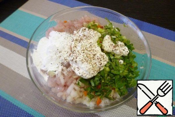 Add sour cream, starch, salt and pepper to taste. Mix thoroughly and let stand for 15 minutes. I do not put an egg, starch well pulls together pieces of chicken and vegetables.
Look at the consistency, you may need to add a little more starch.