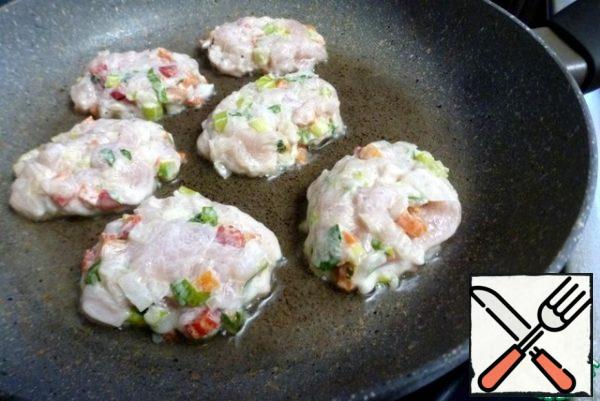 Heat a frying pan with vegetable oil and a spoon dipped in water to spread the cutlets.