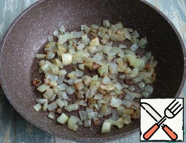 Peel the onion, wash it, and cut it into cubes. Fry in olive oil (1 tbsp) until Golden.