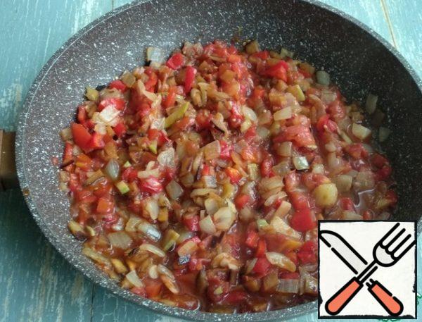 Add the onion to the sauce and stir.