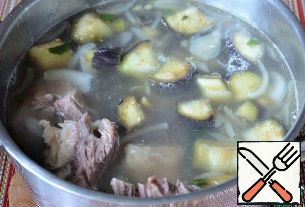 Remove the meat from the bones, cut it into large pieces and add it to the soup.