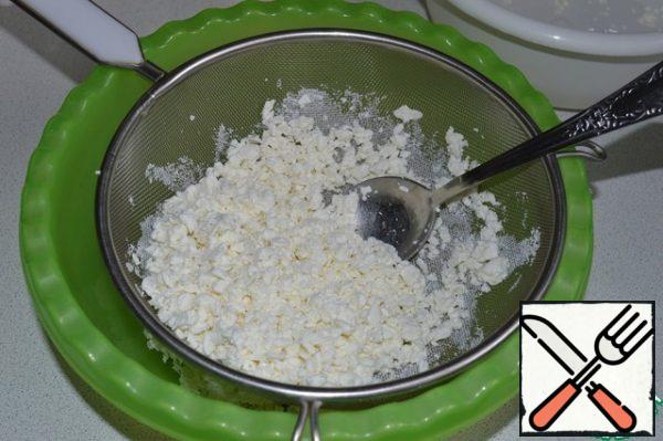 Prepare the curd filling: RUB the curd three times through a sieve, add sugar, vanilla sugar and melted butter. Stir well.
Cut the plums in half and remove the stone.
For the streusel, grind the flour, sugar and butter to a crumble state.