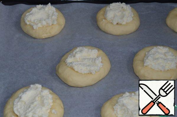 Put the curd filling.