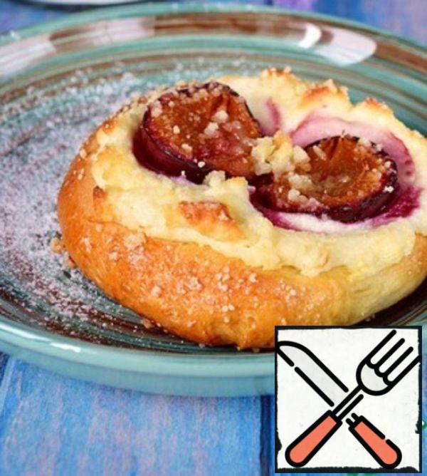Buns with Cottage Cheese, Plums and Streusel Recipe