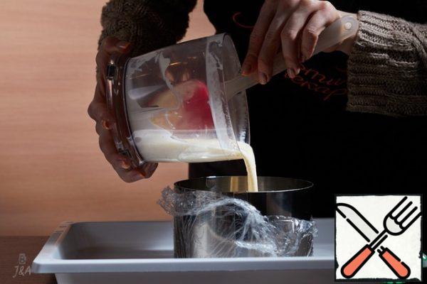Tighten the ring with a diameter of 14 cm with a film, pour out the juniper filling and send it to the freezer overnight.
