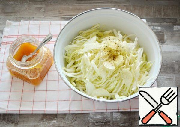Chop the cabbage, add the "lemon pepper" seasoning, salt, honey, Apple cider vinegar and RUB the cabbage well with your hands so that it lets the juice out.