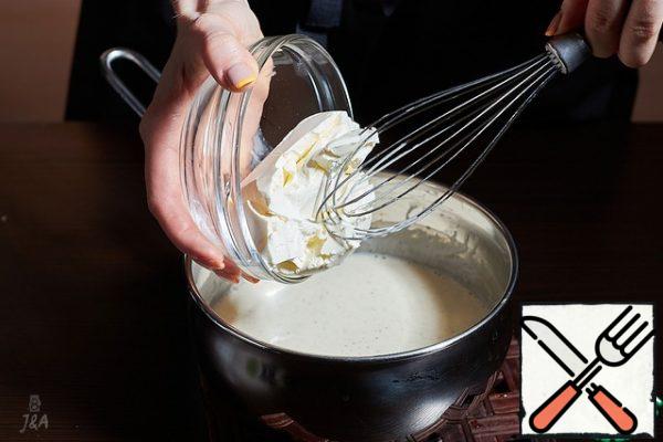 Lay out the mascarpone. Mix thoroughly until combined. It will be easier if you get the cheese in advance and let it stand at room temperature.
