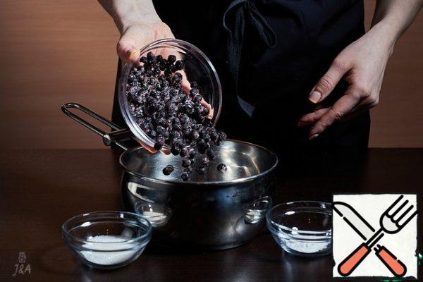 Put fresh or frozen blueberries in a saucepan, add sugar to taste.