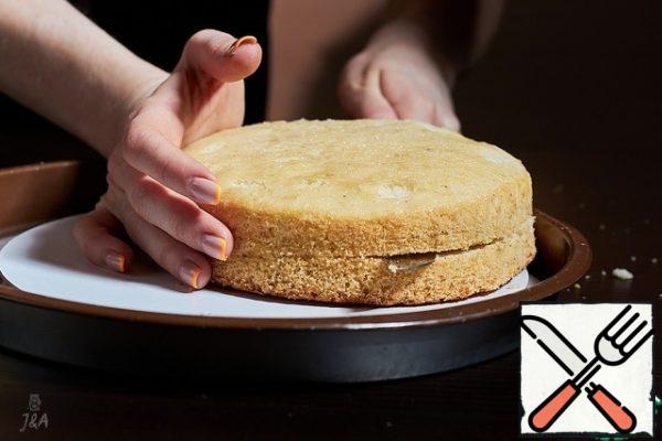 Cut the resulting sponge cake into three cakes.
