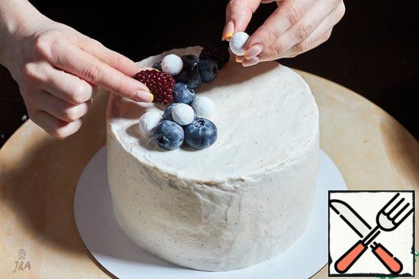 In honor of the first snow, we decorate the cake with cranberries in sugar and other berries.