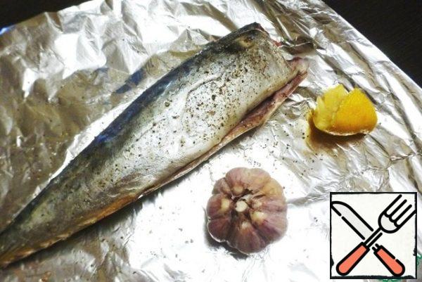 Gut the mackerel, wash it well and dry it. Season with salt and pepper, drizzle with lemon juice and olive oil.
Wash the garlic head, remove the top husk and cut off the top a little. Pour olive oil over the slices.