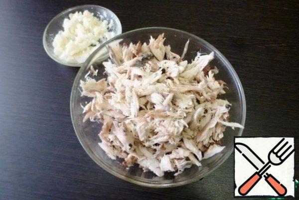 Cut the mackerel into small pieces by removing the skin and selecting the bones. Remove the baked garlic cloves from the husk and mash with a fork.