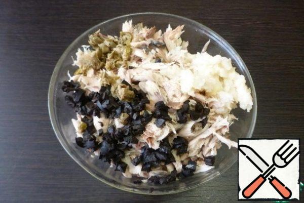 Chop the olives and capers and add to the mackerel. Add the lemon juice. Stir. If there is not enough salt or pepper, add to taste.
