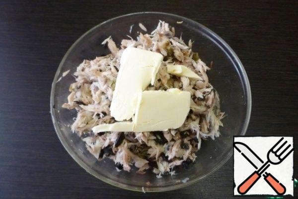 Add 2-3 tablespoons of softened butter and mix gently. Mackerel is quite an oily fish, so you can decide for yourself about the oil.