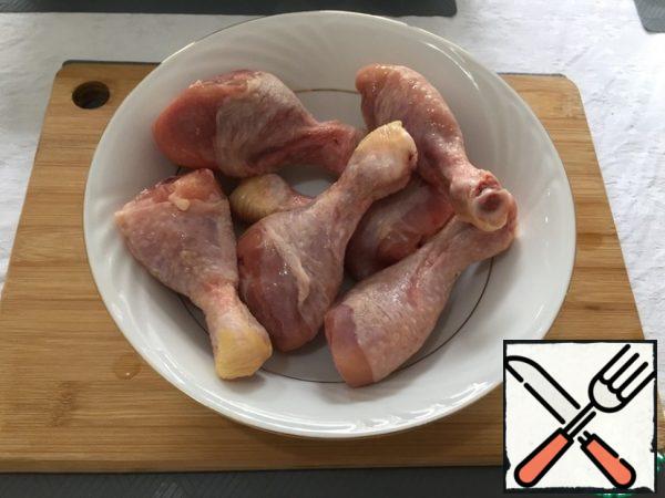 Pour olive oil over the chicken drumsticks. Top with soy sauce.
Salt to taste. Pepper. Add the mint. Mix well. Cover with a lid and leave for 30 minutes.