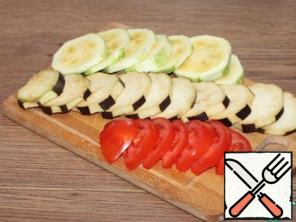 Zucchini, eggplant and tomato cut into circles.