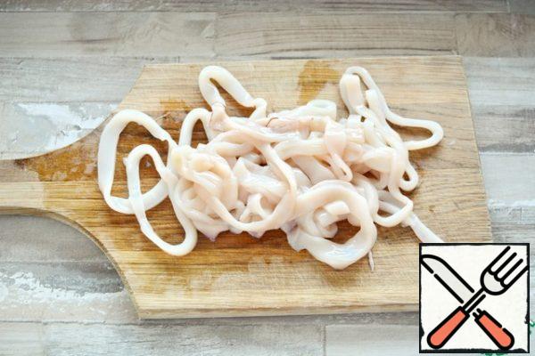 Clean the squid from the inside and films, cut into rings or straws. You do not need to boil them beforehand, cut them raw.