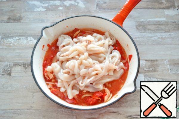 Add the sliced squid rings to the resulting tomato sauce and simmer all together until the squid is clear and whitish-pink. This usually takes 2-3 minutes. The longest is 5 minutes. The main thing is not to overdo it, so that the squid does not become rubber.