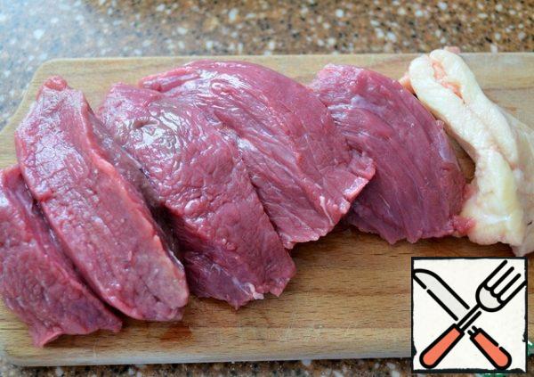 Turn on the oven to warm up.
Prepare the minced meat. Beef pulp and chicken fat, 1/3 of the onion pass through a fine grate grinder. Add salt and mix.