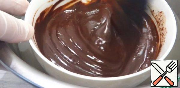 For chocolate ganache in a water bath or in a microwave, melt the chocolate, add cream and mix until smooth and smooth.