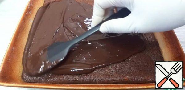 Ready ganache immediately put on the surface of the pie.
