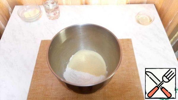 Mix flour with semolina. Add salt and mix well.