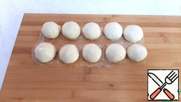 Divide the dough into 10 equal parts. Roll up each piece. Lubricate with oil. Let's rest for 10 minutes.