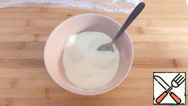 Mix semolina with baking powder.
