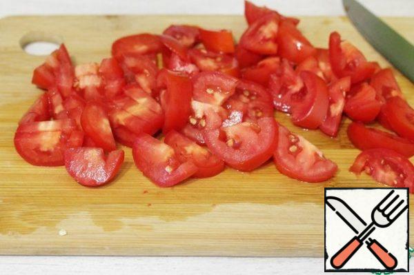 Cut the tomatoes (you can first remove the skin from them).