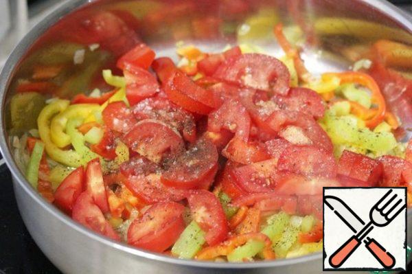 Add the tomatoes to the onion and pepper, season with salt and pepper and fry for a few more minutes, until the vegetables soften.

If the tomatoes are sour, you can add a little sugar for a more balanced taste.
