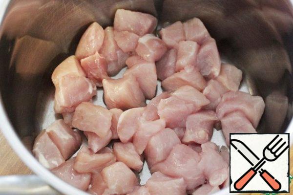 Cut the meat into small pieces, put them in a saucepan with a thick bottom and lightly stew in its own juice (or fry in a small amount of oil).