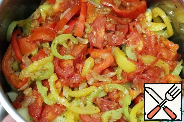 Put the fried vegetables on top of the potatoes.