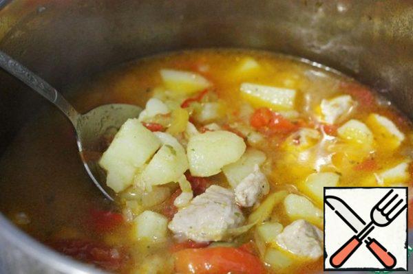Then mix the contents of the pan, taste for salt.
