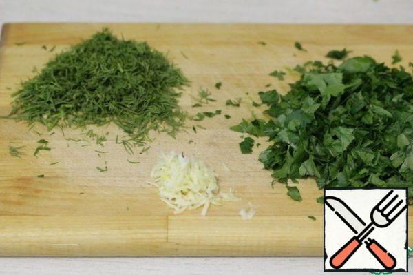 Chop the garlic and chop the herbs.
This time I used parsley and dill, but I prefer coriander and a little Basil.