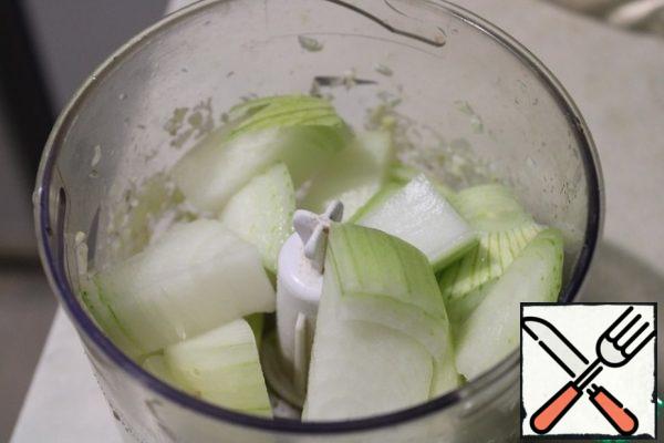 Cut the onion into several parts and also pass it through a blender.