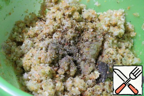 Mix all the vegetables in a bowl, add salt, black pepper and spices (to choose from), and mix. If there is a liquid, then drain the excess all.