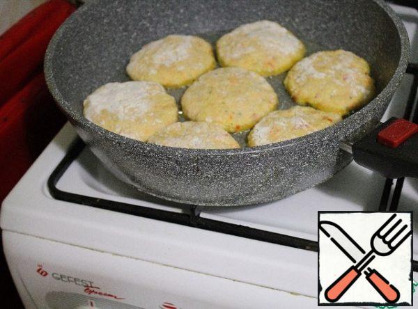 Form from the resulting mixture of biscuits and roll in flour. You can roll it in egg and then in breadcrumbs. And fry in vegetable oil until tender.