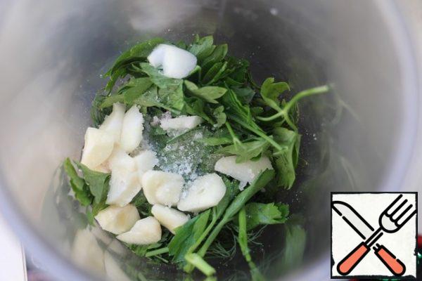 Take the herbs, garlic, salt and 4 tablespoons of vegetable oil and grind with a blender.