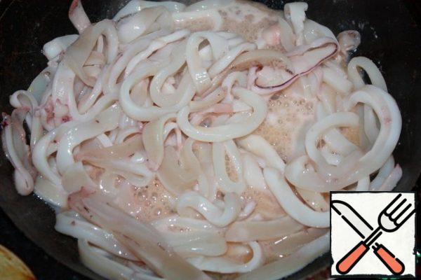 Add the squid to the mixture of butter and vegetable oil. Do not fry for a long time, so that it does not become rubbery. Remove from the pan.